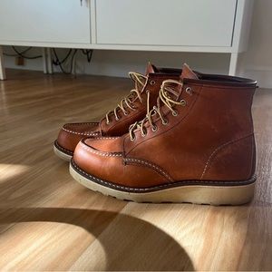 Red Wing 6 inch moc toe boots. Women’s size 8
